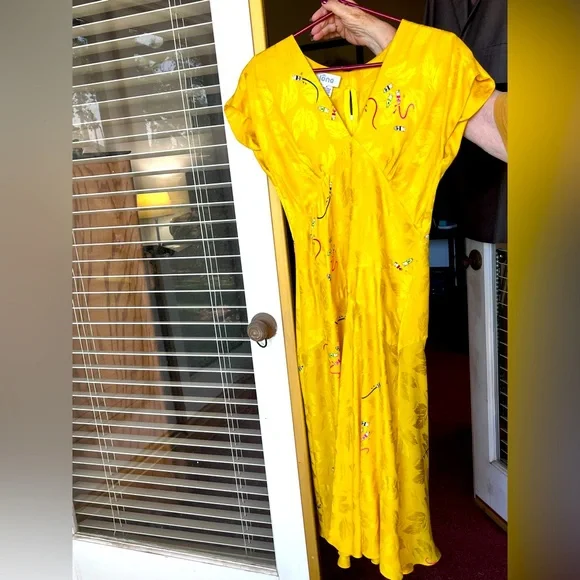 Gorgeous Designer Dress 100% Silk Dress Barely Used | Color: Yellow | Size: 8 | Vickistern2023's Closet Gorgeous Designer Dress 100% Silk Dress Barely Used | Color: Yellow | Size: 8 | Vickistern2023's Closet
